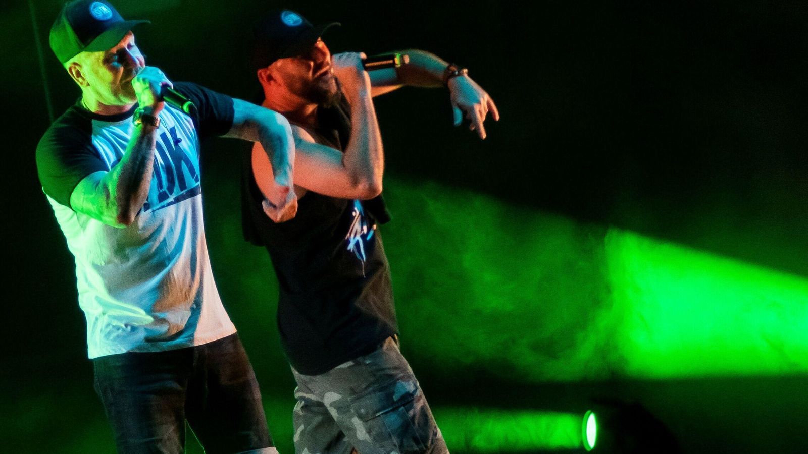 Zatu, en primer plano, durante el concierto de Icónica Fest