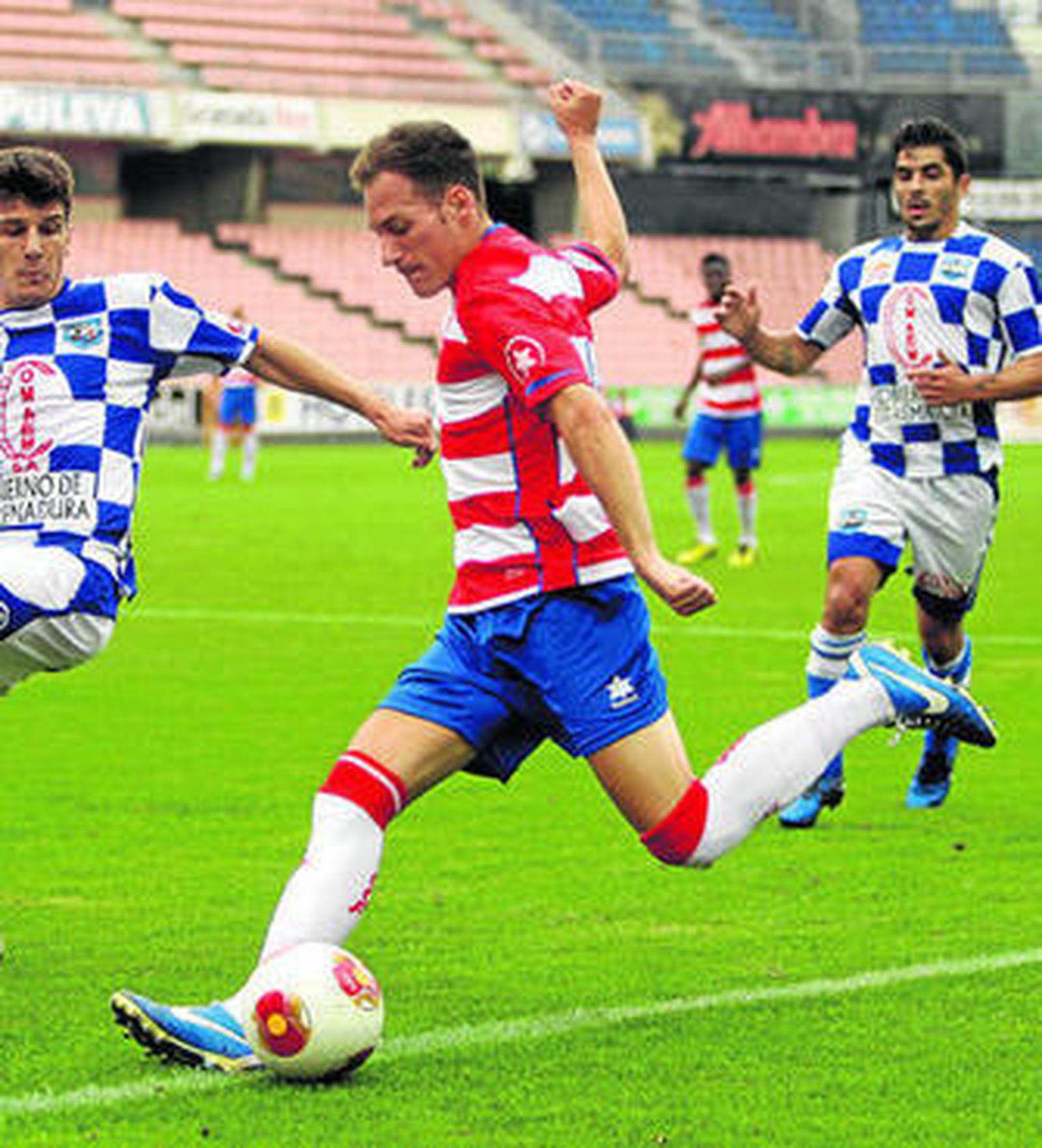 Migue García se dispone a golpear el balón en el partido del Granada B contra el Arroyo.