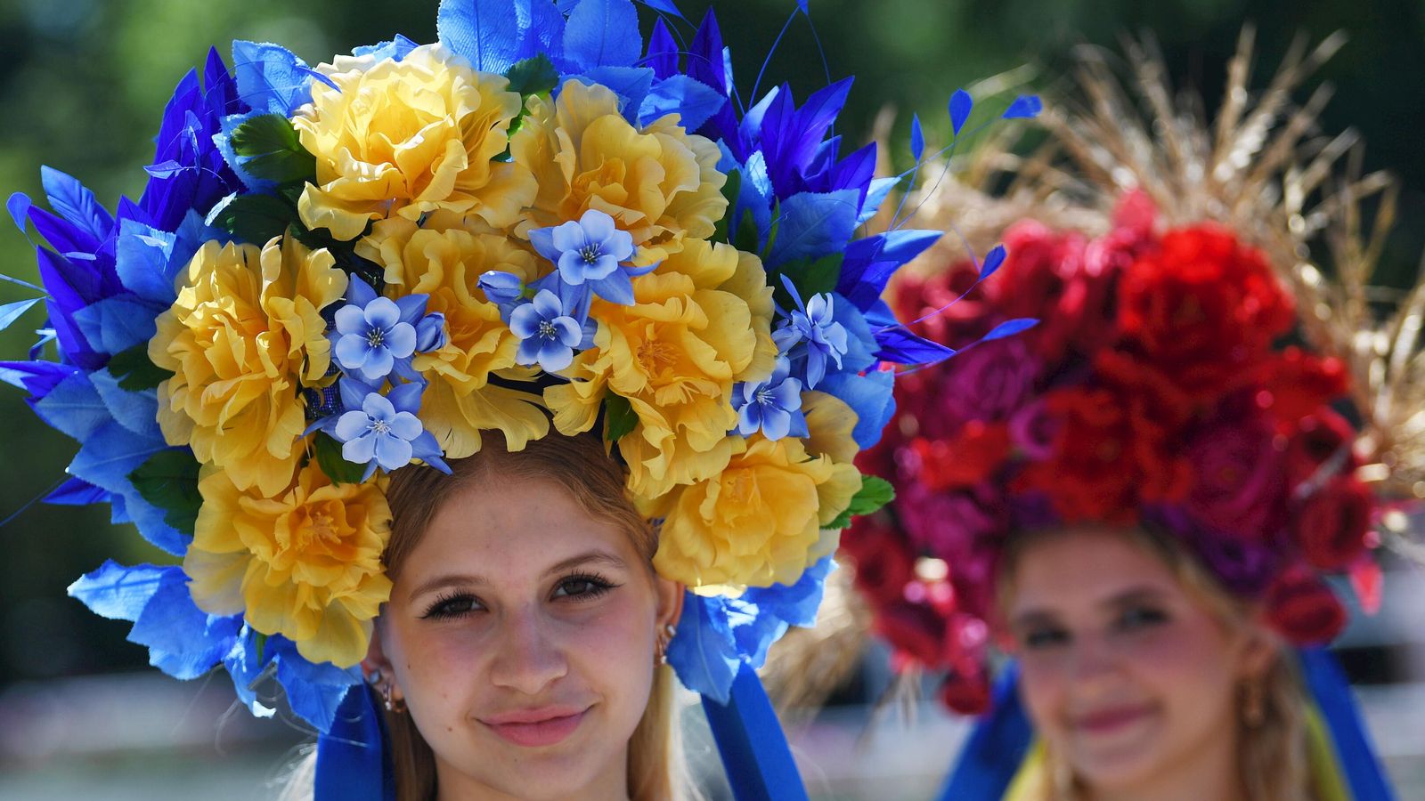 Dos invitadas a Ascot con enormes y vistosos tocados florales.