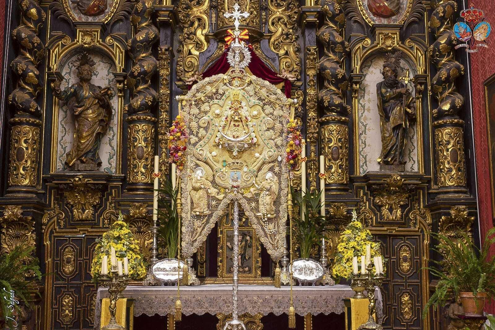 El Simpecado de la Hermandad del Rocío preside la Iglesia de San Jorge.