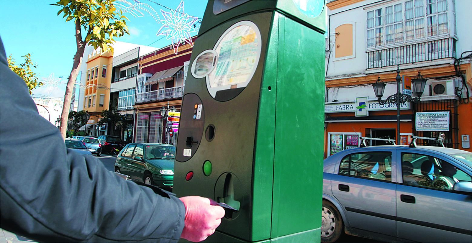 Una imagen de hace casi 20 años: un isleño paga en uno de los parquímetros tras aparcar su coche en la calle Real
