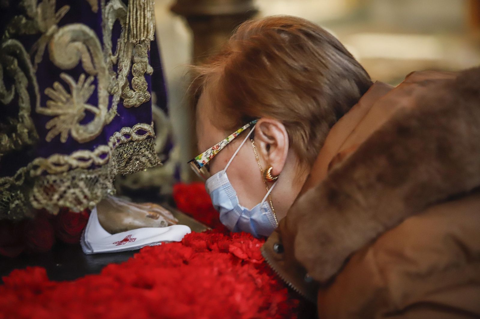 Besapiés a Jesús del Rescate en el primer viernes de Cuaresma