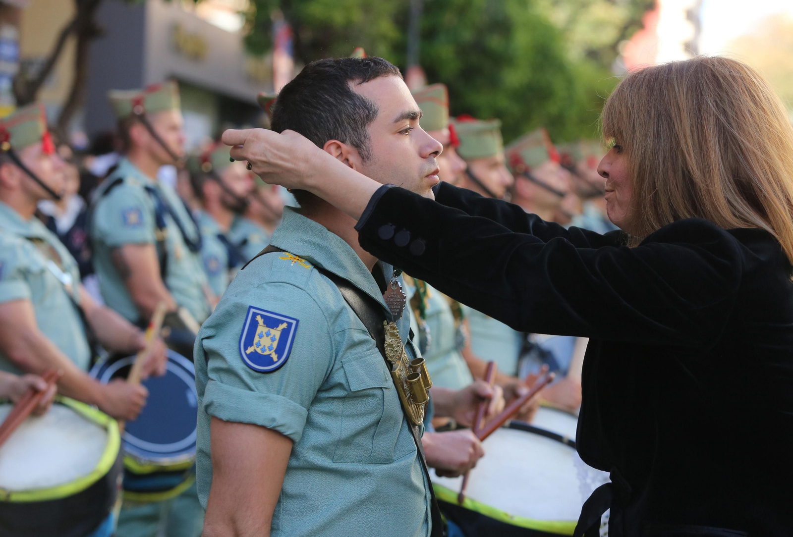 Procesión del Cristo de la Vera Cruz, escoltado por la Legión en las calles de Huelva