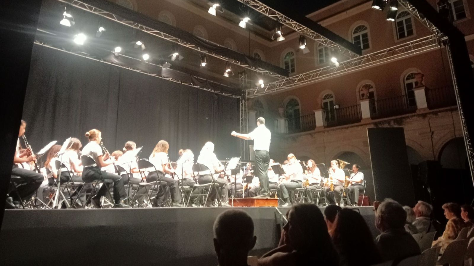Una imagen de la banda en el patio porticado de San Luis.