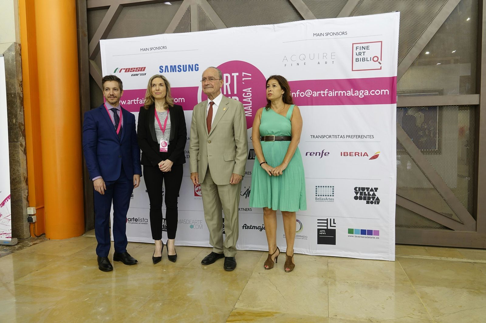 El alcalde y la concejala de Cultura con los organizadores de la feria.