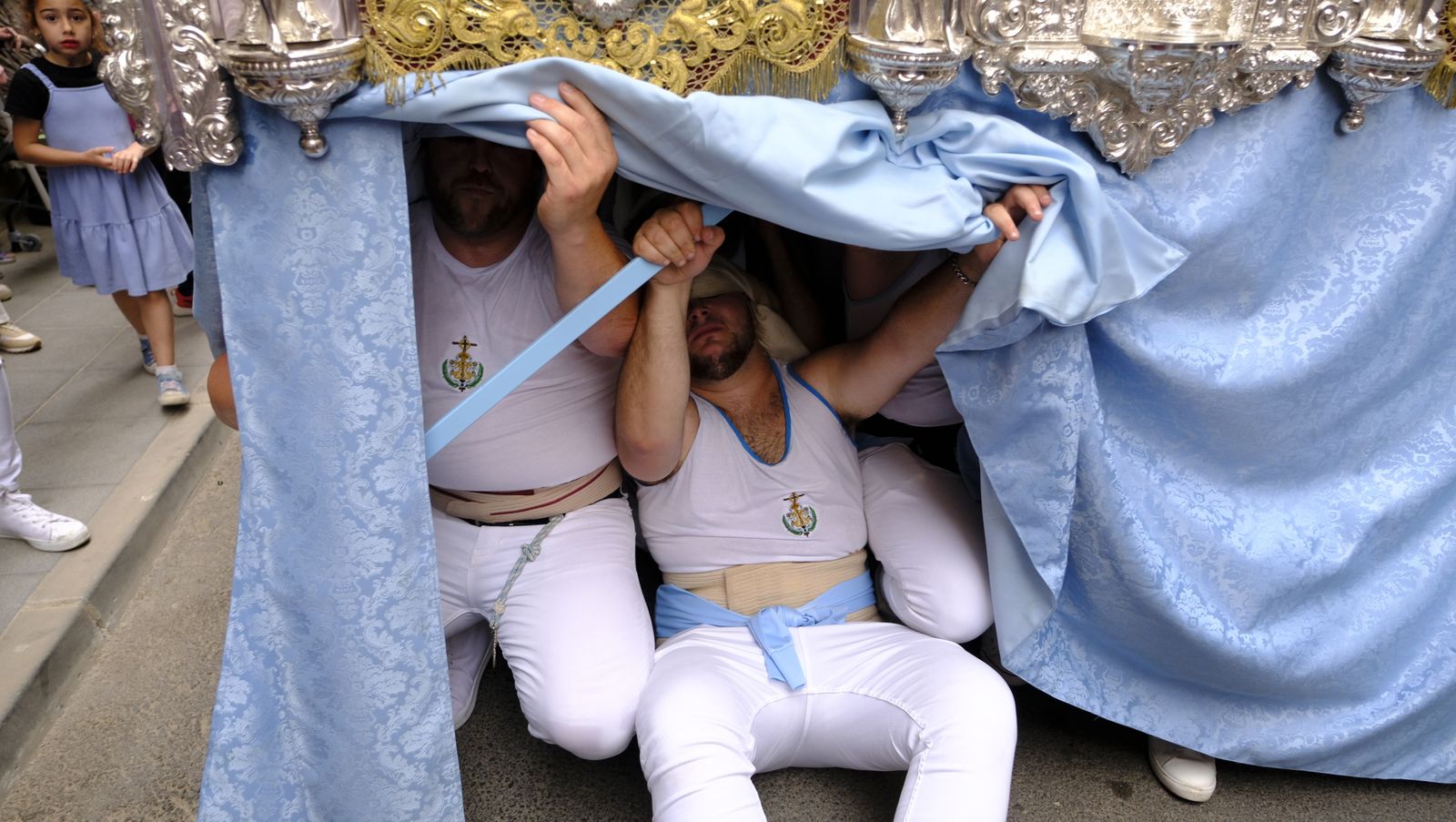 La Procesión de Los Ángeles de sobrepuso a la lluvia, en imágenes