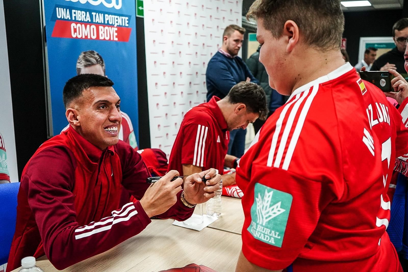 Las mejores imágenes de la firma de autógrafos del Granada CF
