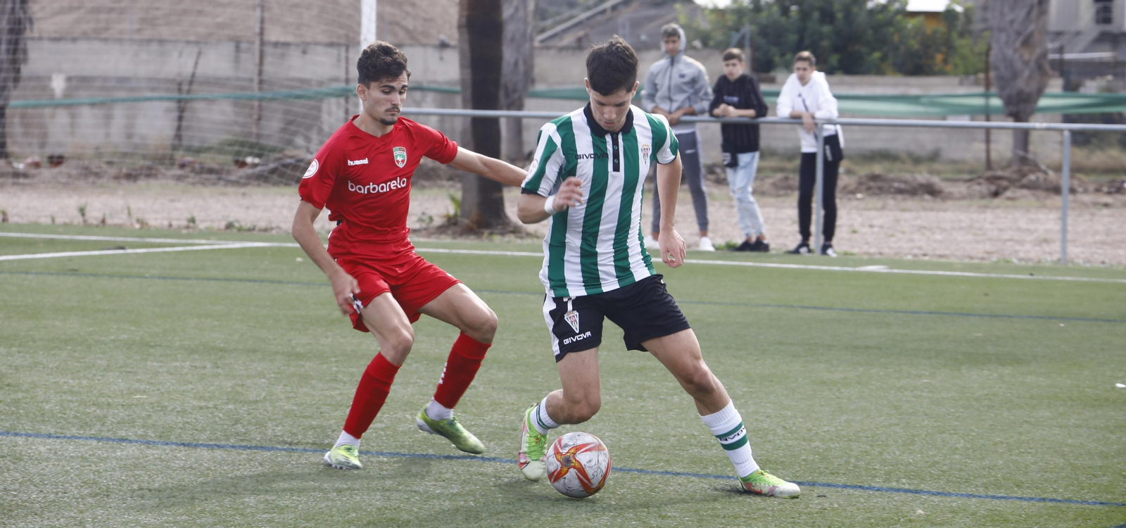 Juanma intenta marcharse de la presión de un jugador del Tiro Pichón.