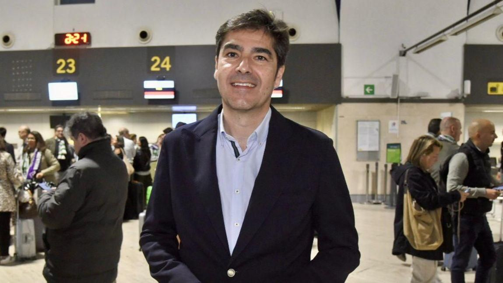 El presidente del Betis, Ángel Haro, en el aeropuerto.