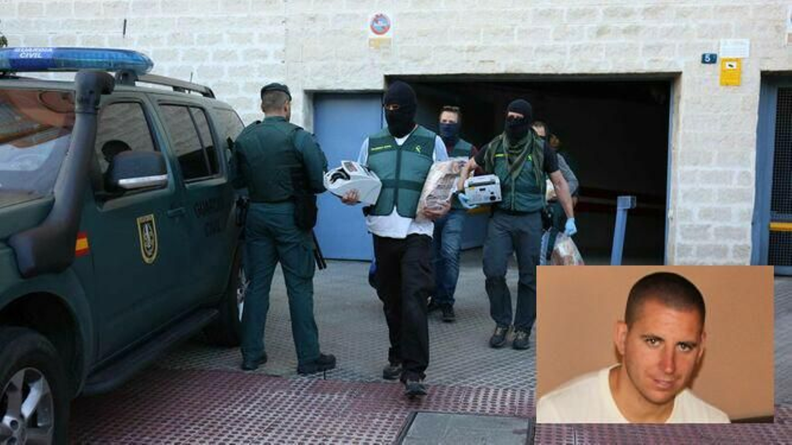 Agentes de la Guardia Civil durante la operación. Abajo a la derecha, Koke.