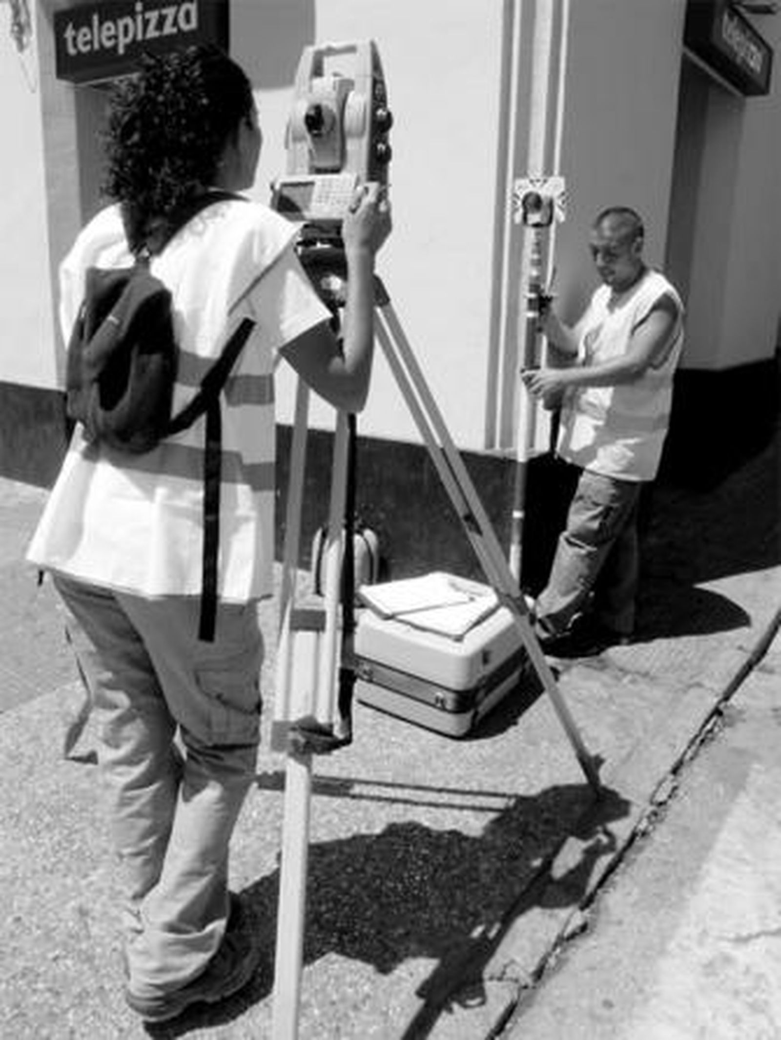 Técnicos midiendo ayer el terreno, precisamente en la zona en la que comenzará la obra.