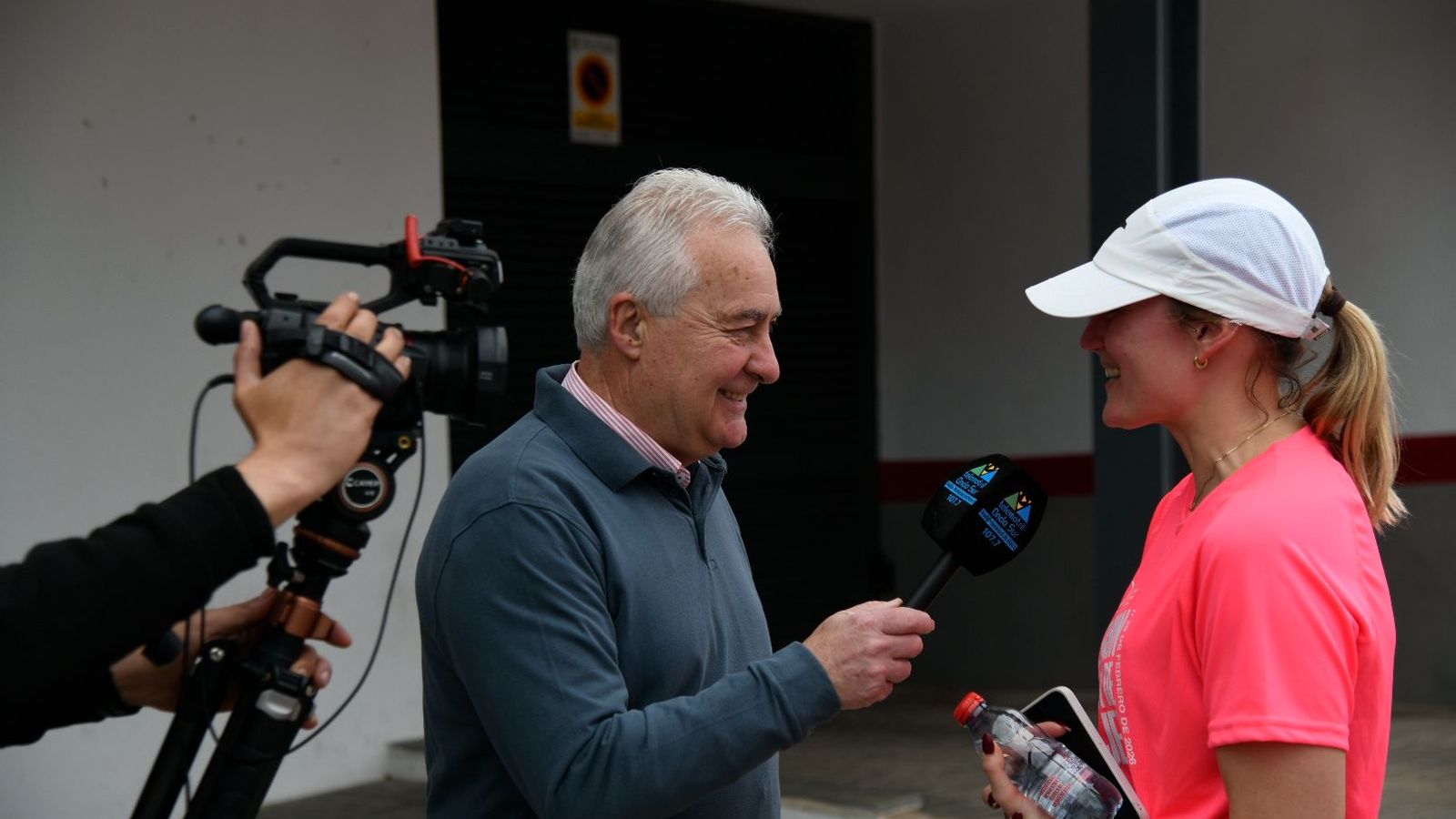 El periodista Pedro Feixas entrevistando a Mireia Belmonte