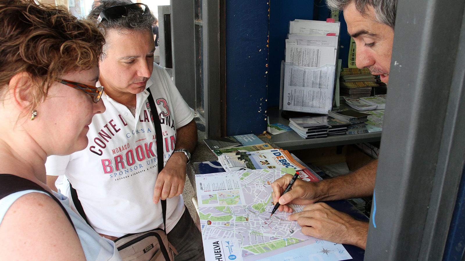 Dos turistas en un punto de información turística de la capital.