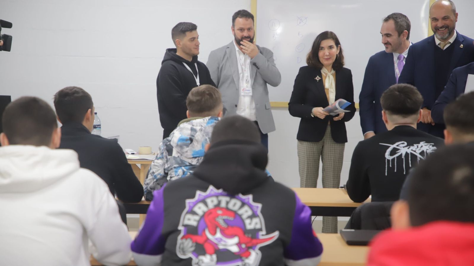 La consejera de Empleo, Rocío Blanco, saluda a los alumnos de los cursos de Meisa