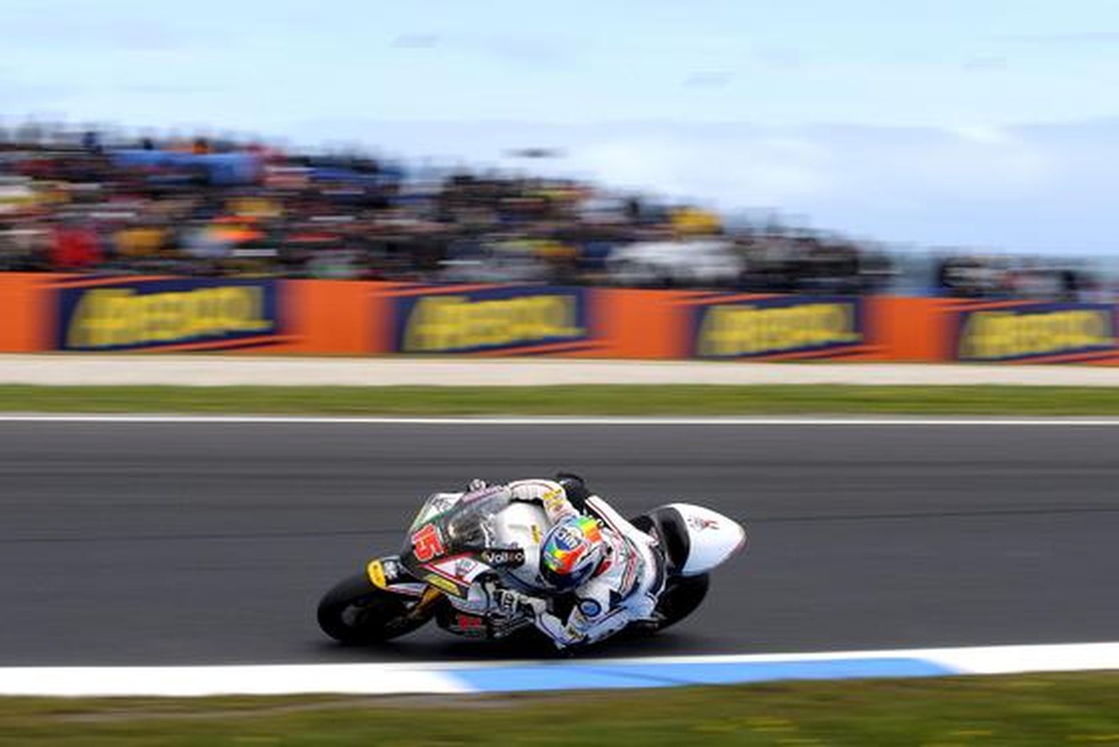 De Angelis se estrena en Moto2 imponiéndose a Scott Redding y Andrea Iannone.

Foto: EFE · AFP · Reuters