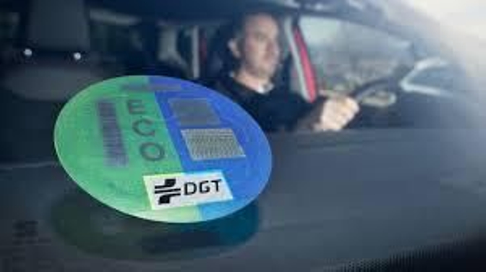 Vehículo con la pegatina de la DGT