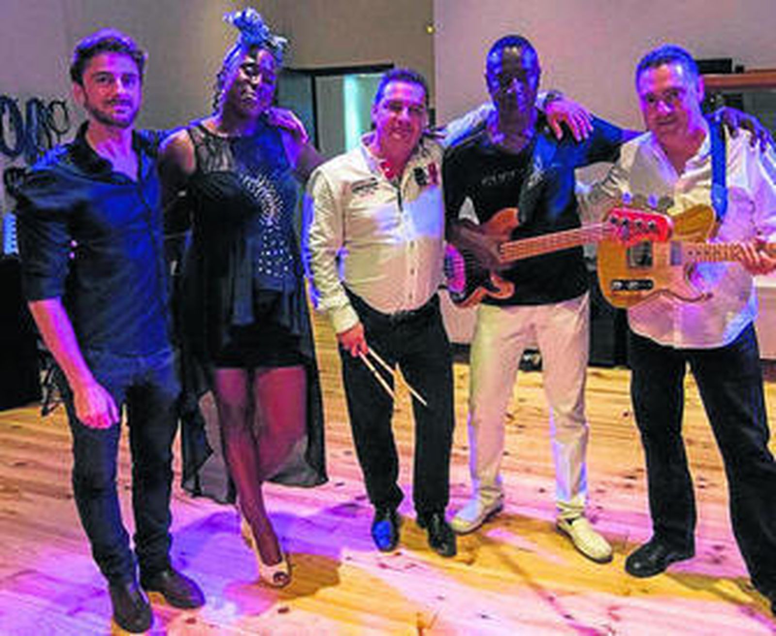 Carlene Graham y su habitual banda de músicos colaboradores.