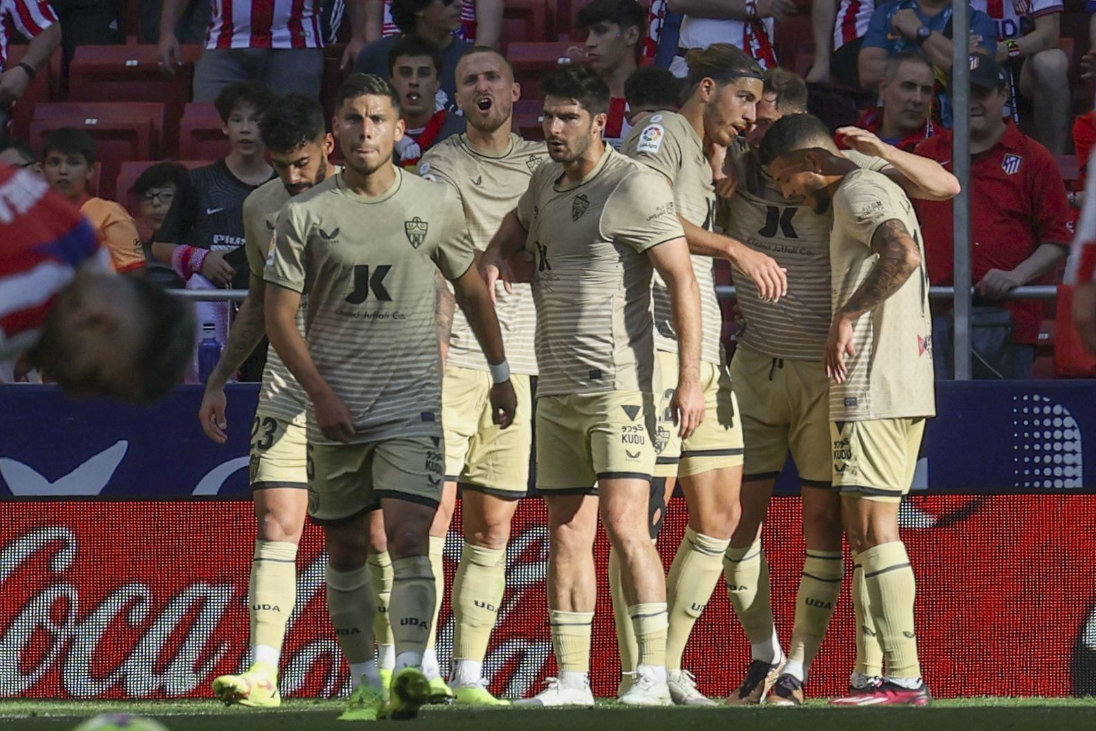 Los jugadores celebran el tanto del empate en el Metropolitano