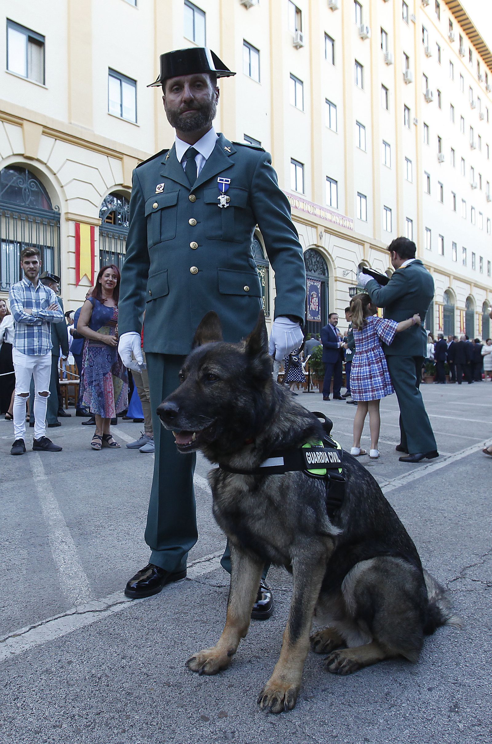 El perro Pico también ha sido condecorado en el acto de este miércoles.