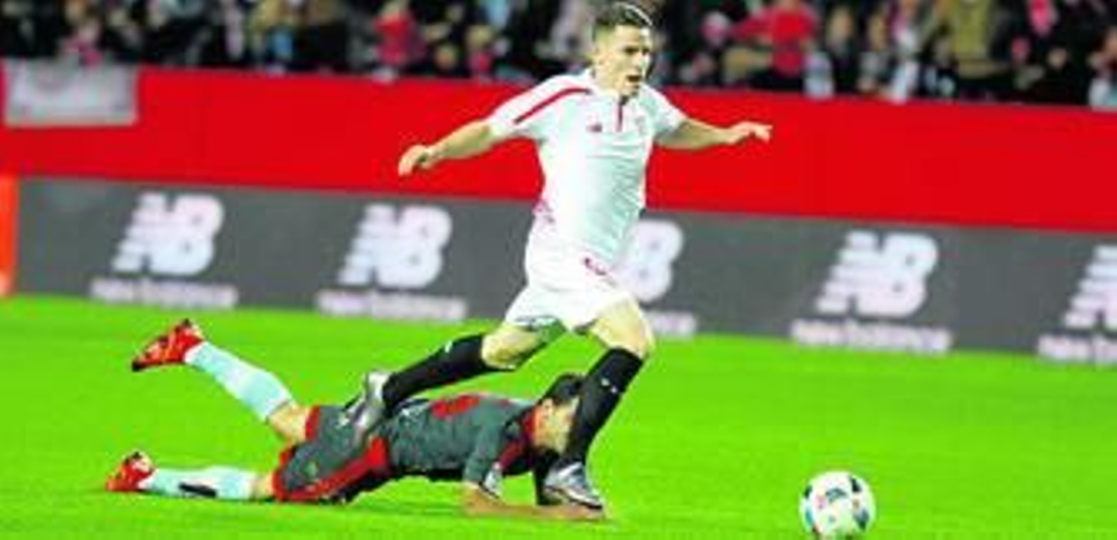 Gameiro acaba de dejar atrás a Jonny y va a encarar a Rubén Blanco para hacer el 2-0 ante el Celta, en el primero de sus dos formidables goles el pasado jueves.