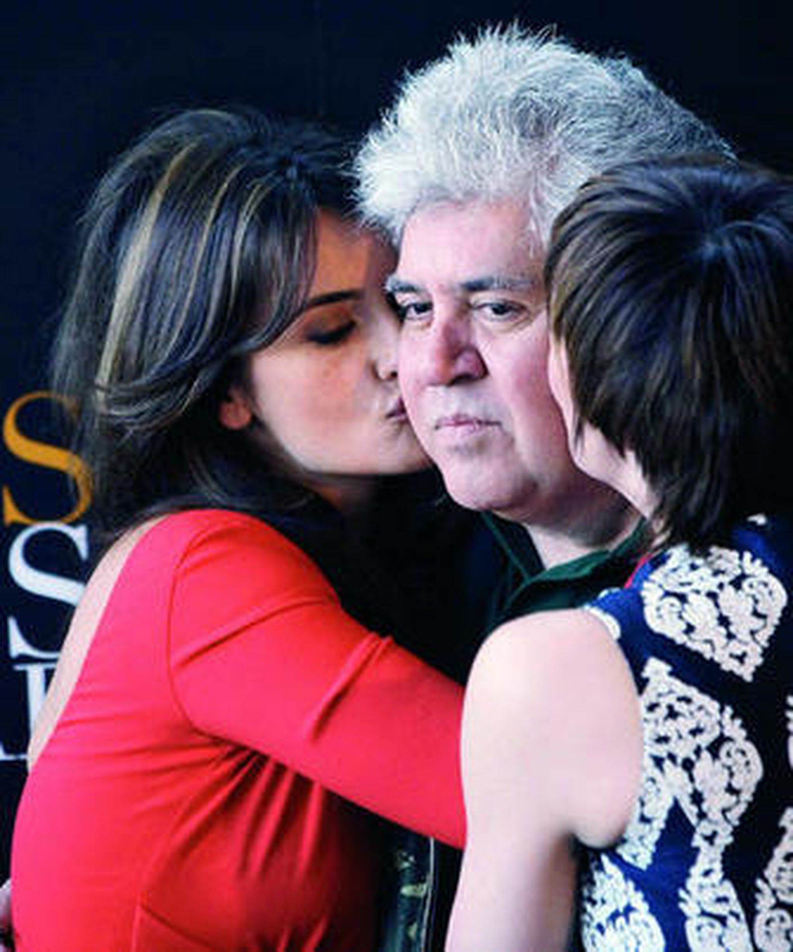 Su musa Penélope y Blanca Portillo besan a Almodóvar.