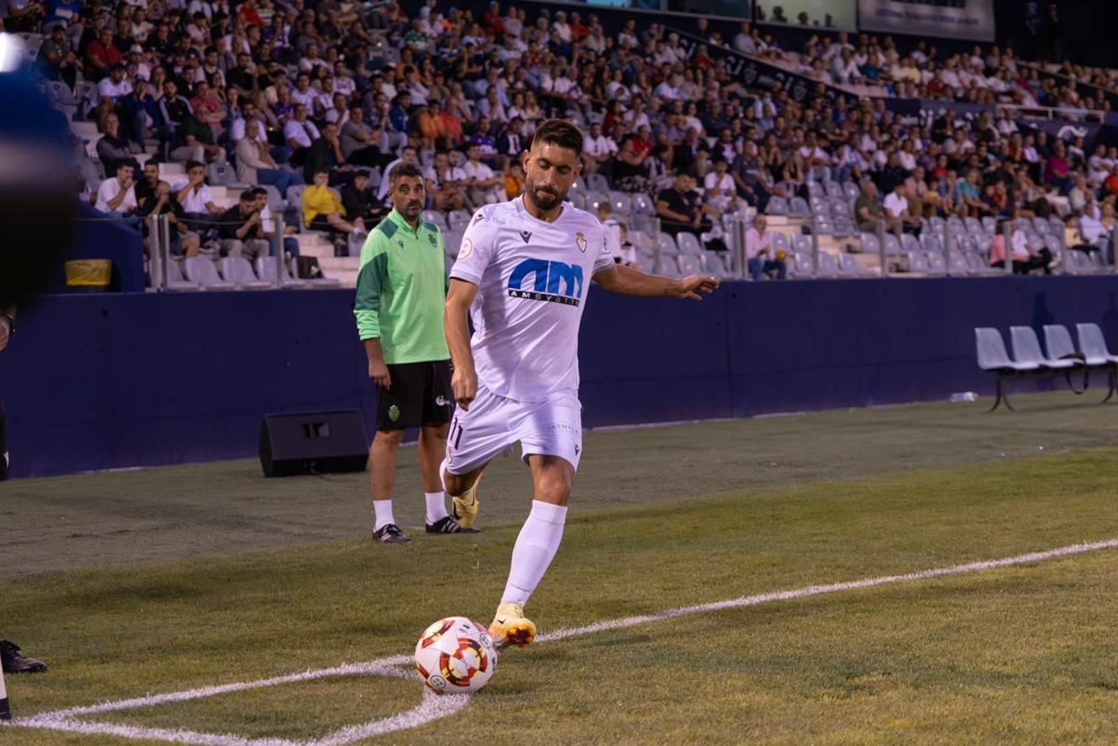 Mario Martos bota un saque de esquina el pasado sábado ante el Poli Almería. Mario Martos bota un saque de esquina el pasado sábado ante el Poli Almería.