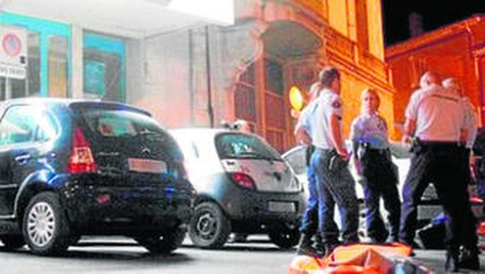 En la imagen, agentes de la Policía francesa, que han abierto una investigación para aclarar lo ocurrido.