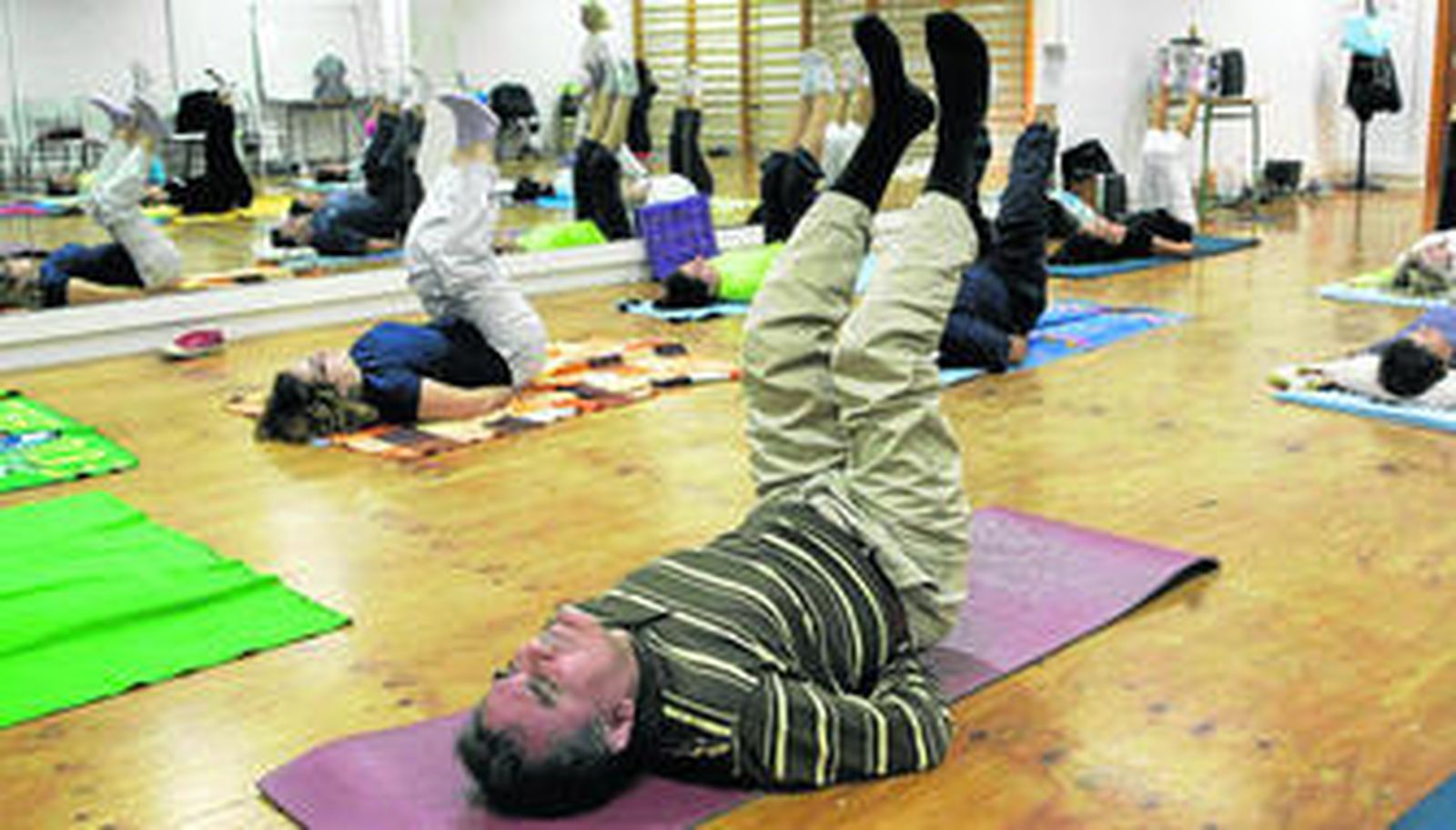 La sala de usos múltiples del Edificio Central acoge los cursos cuatrimestrales de Yoga, meditación y relajación.
