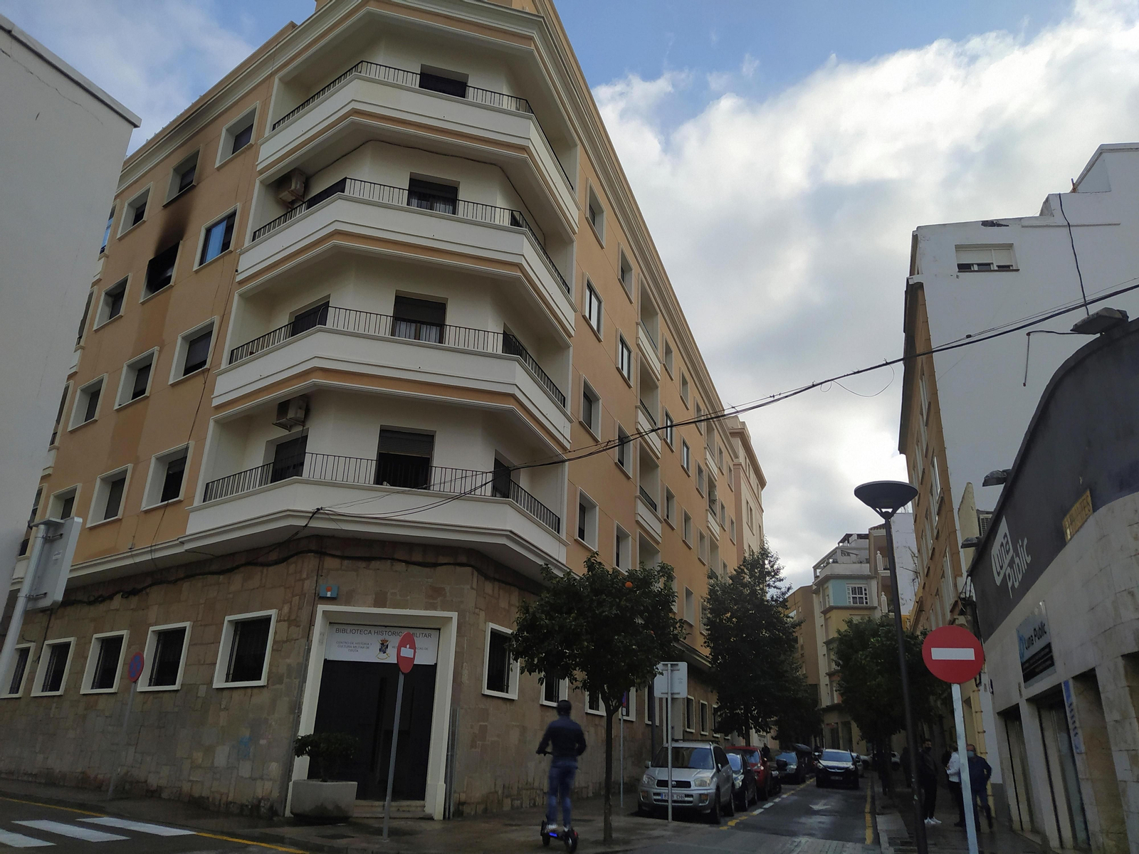 El inmueble de Ceuta en el que se produjo el incendio.