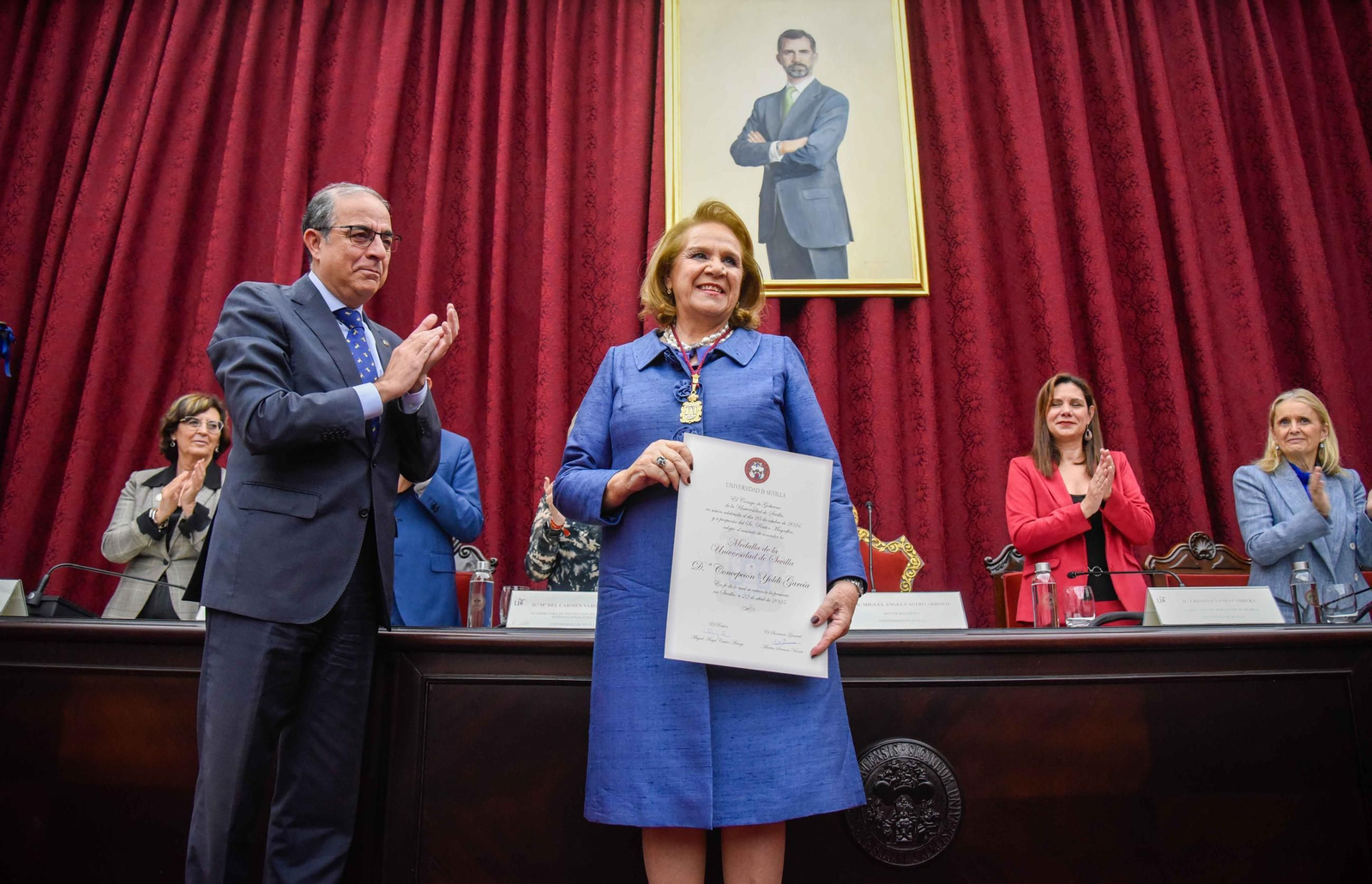 Imposición de la Medalla de la Universidad de Sevilla a Concha Yoldi