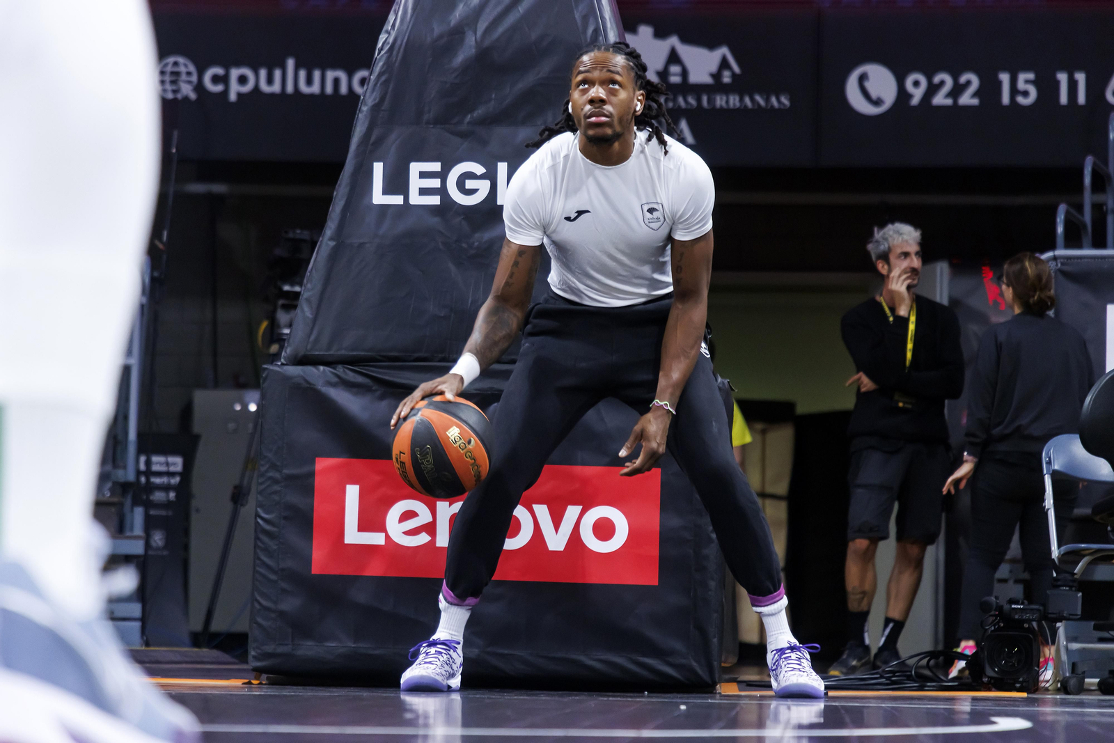 Kendrick Perry calienta. Kendrick Perry calienta.