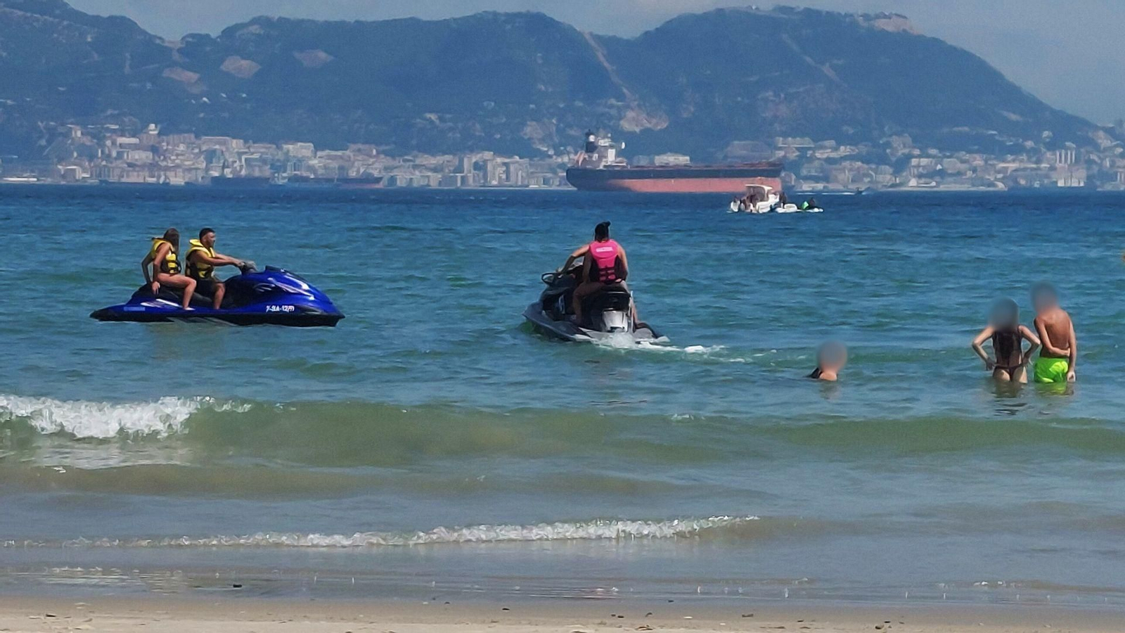 Denuncian el peligro de las motos de agua en la playa del Rinconcillo por la falta de balizas y vigilancia.