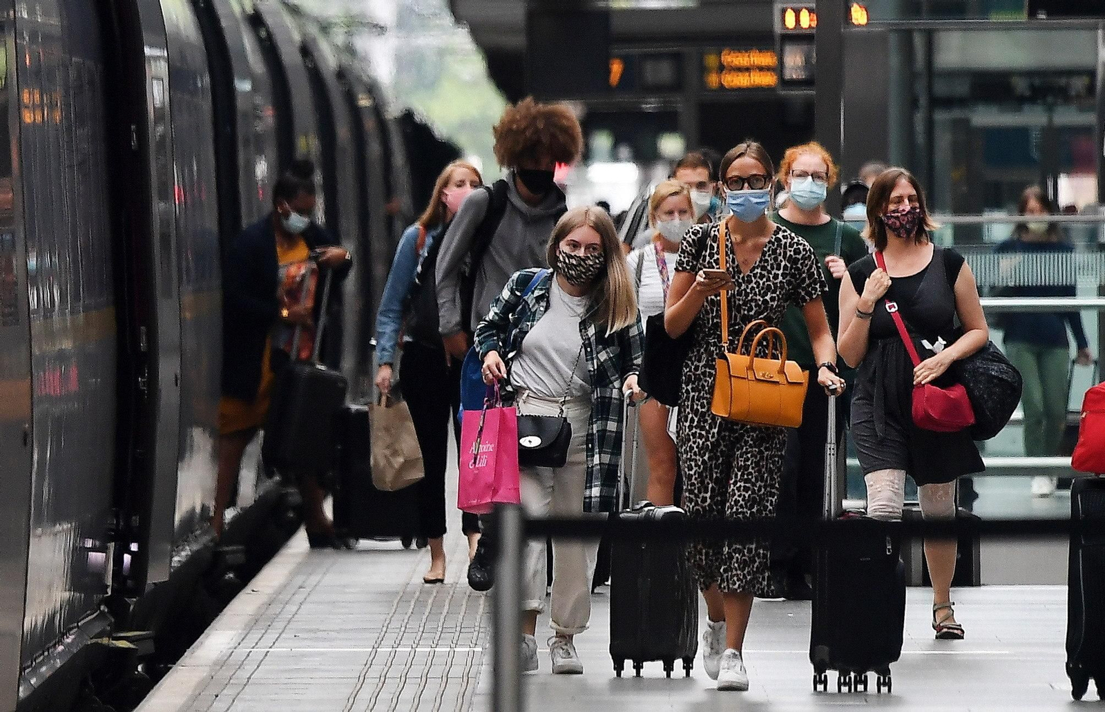 Viajeros británicos llegan a Londres en tren desde Francia.