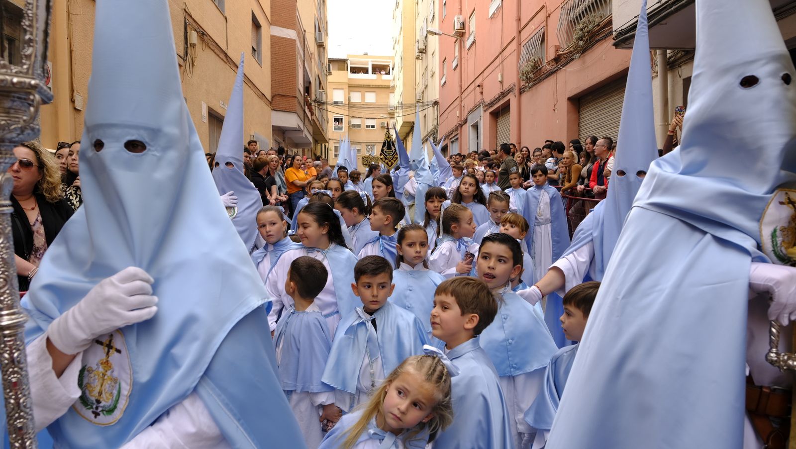 La Procesión de Los Ángeles de sobrepuso a la lluvia, en imágenes
