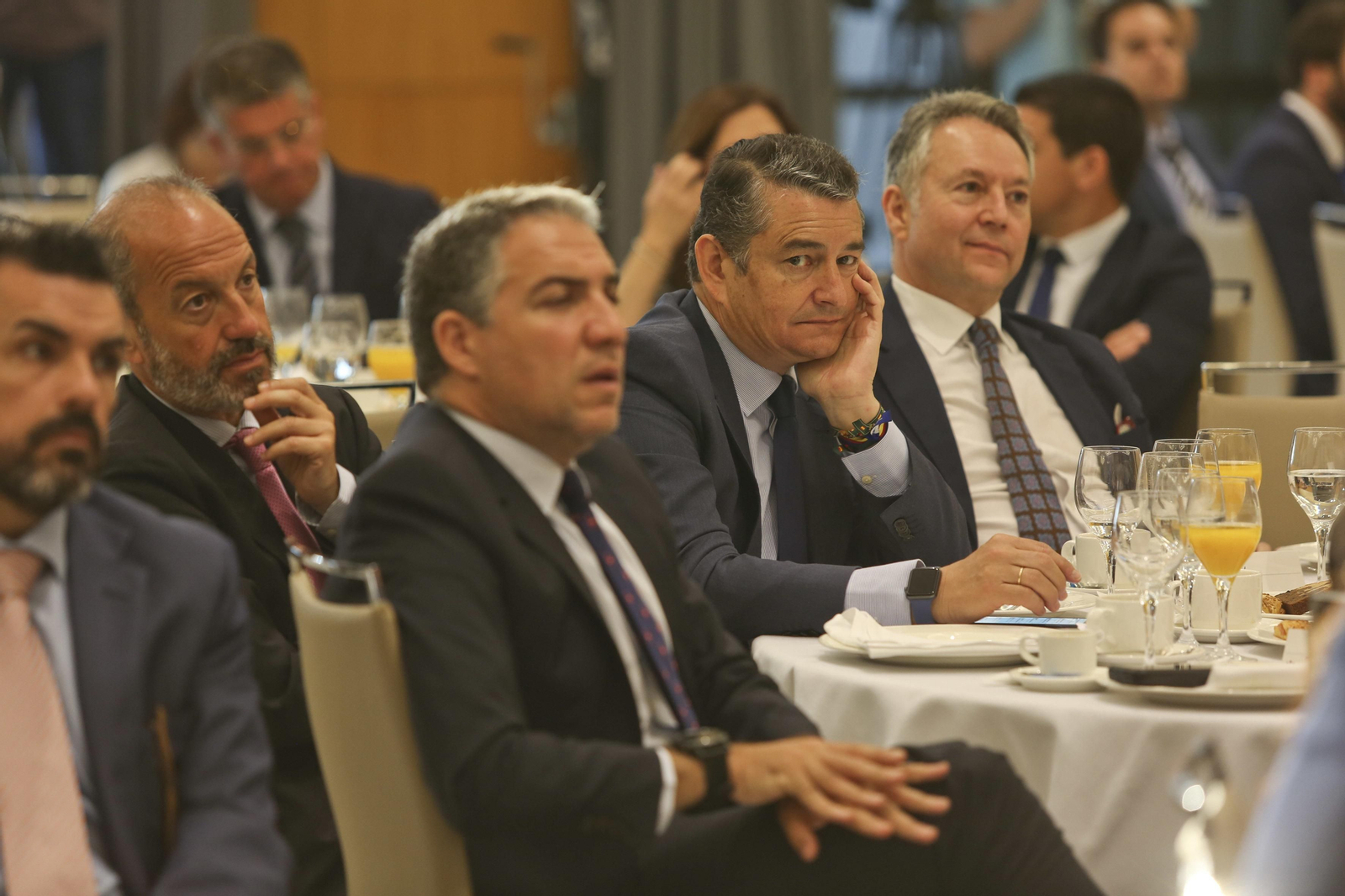 Las imágenes del desayuno-coloquio con Isabel García Tejerina