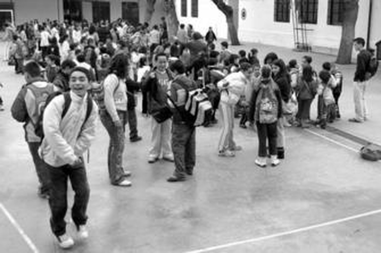 Alumnos del colegio Fray Albino esperan en el patio para entrar en clase.