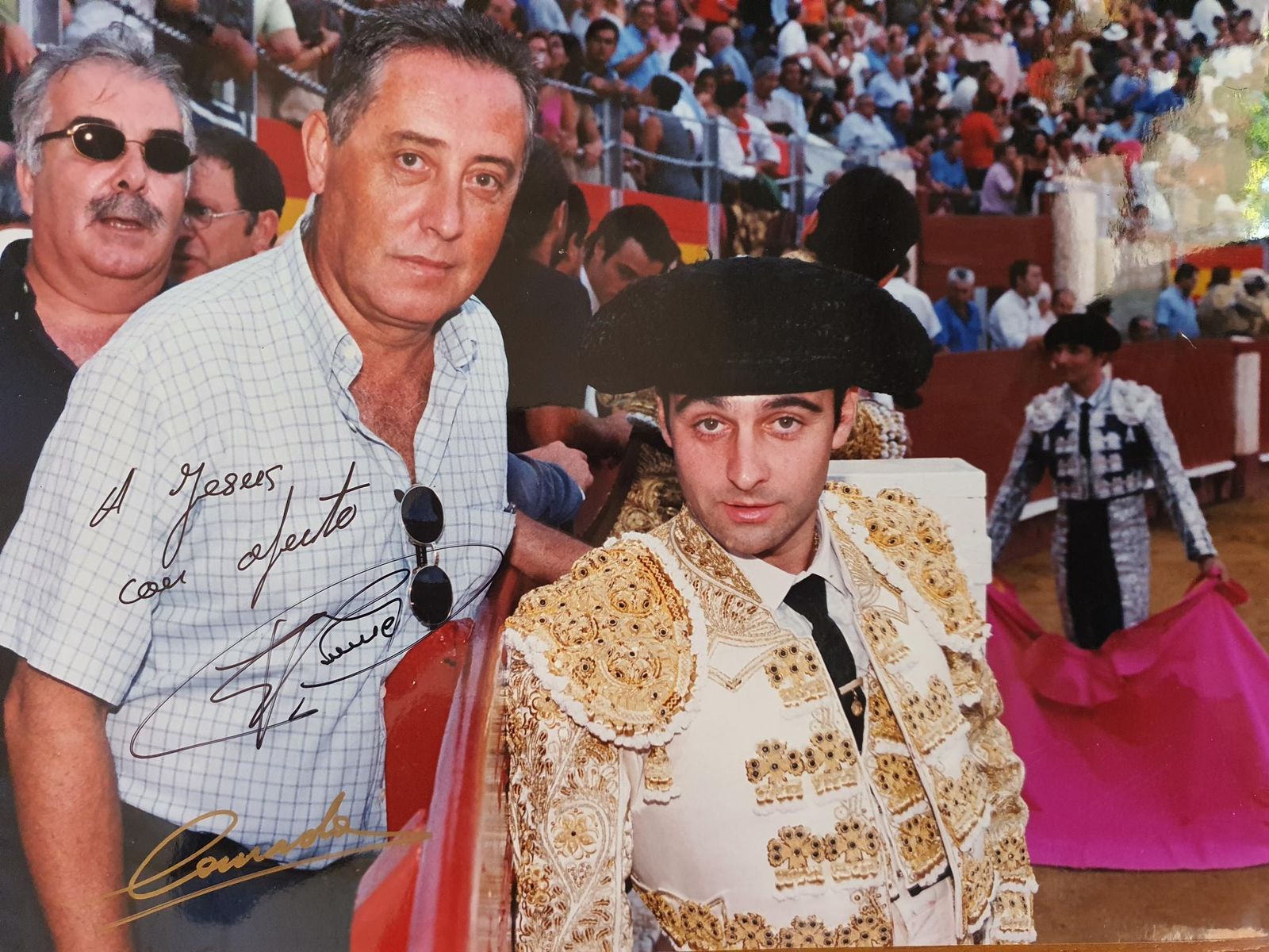 Jesús de Haro, en el descanso reglamentario de un festejo taurino, en el callejón con Enrique Ponce.