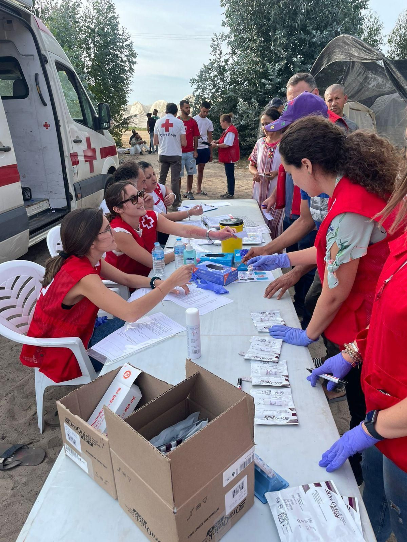 Acercan el cribado de hepatitis C a los asentamientos de inmigrantes de Huelva, en imágenes