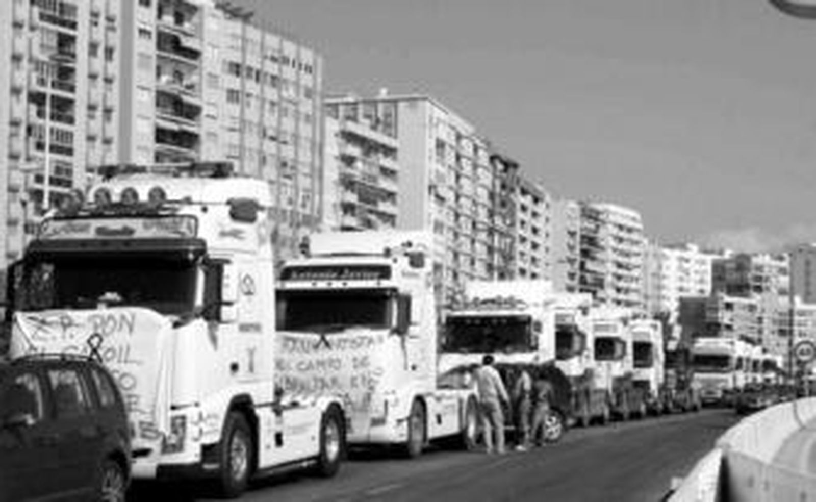 Los transportistas concentrados ayer en las intalaciones del puerto.