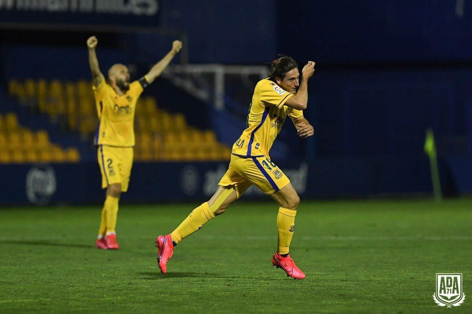 Álex Mula celebra un gol con el Alcorcón.