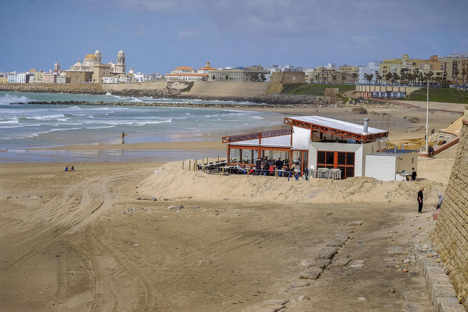 Primer chiringuito de la pretemporada de playas