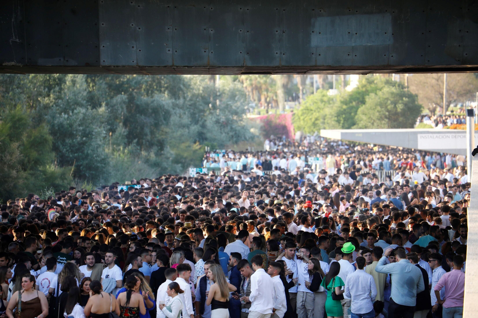 El clásico botellón del Miércoles de la Feria de Córdoba, en imágenes