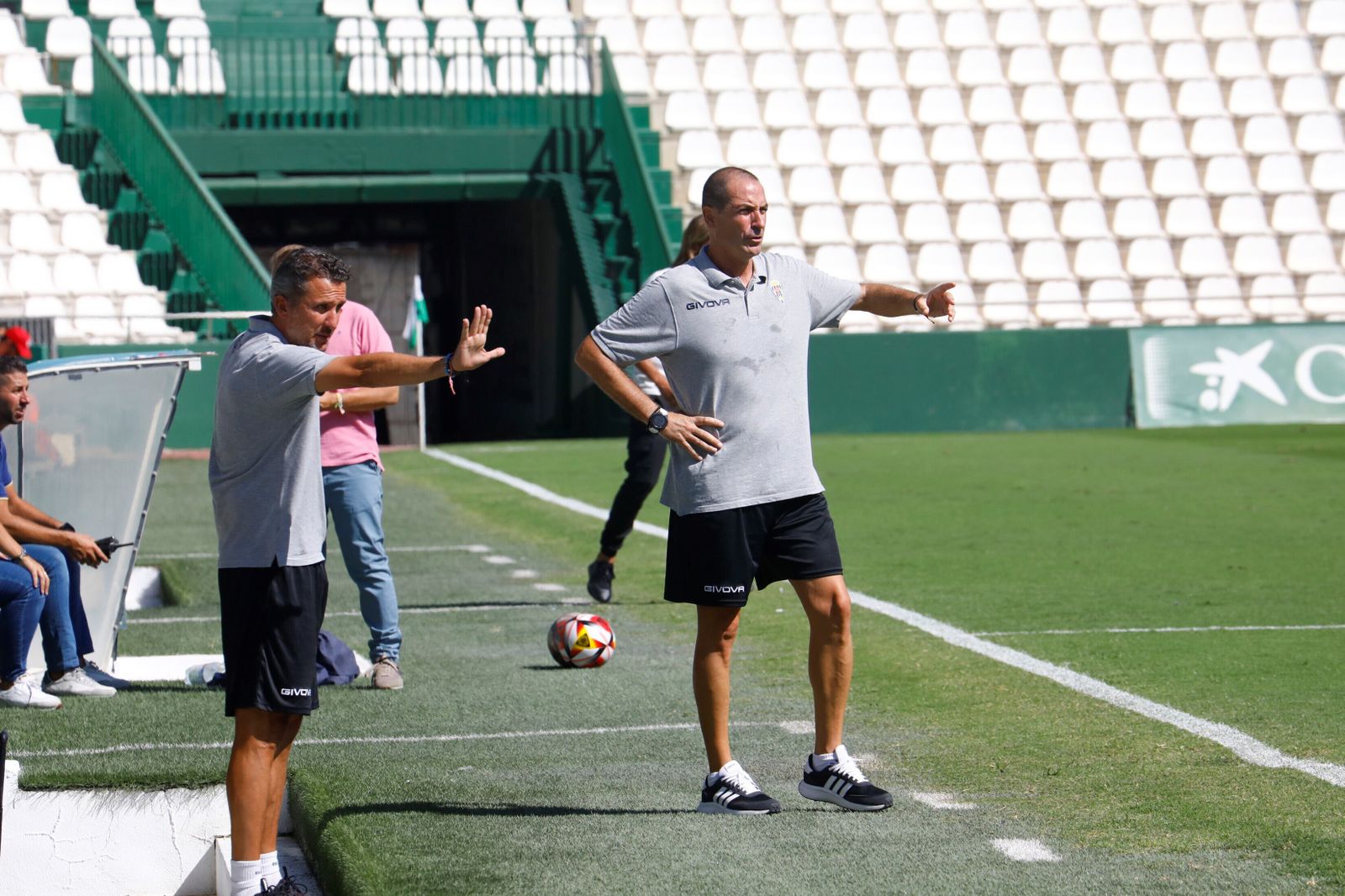 Diego Caro, técnico del Córdoba B, da órdenes junto a Gaspar Gálvez durante un partido.