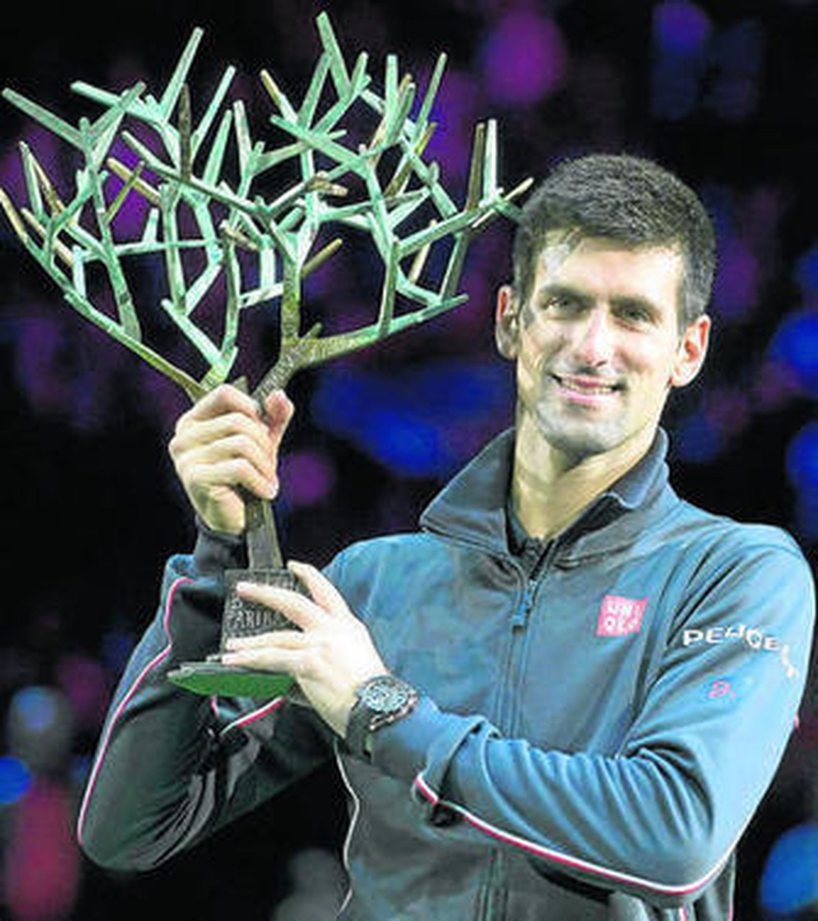 Djokovic levanta el trofeo de campeón del torneo.