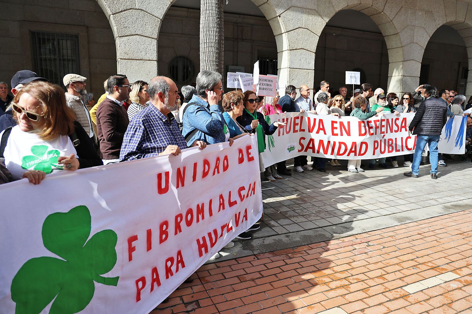 Imágenes de la concentración de la Marea Blanca de Huelva por la sanidad pública