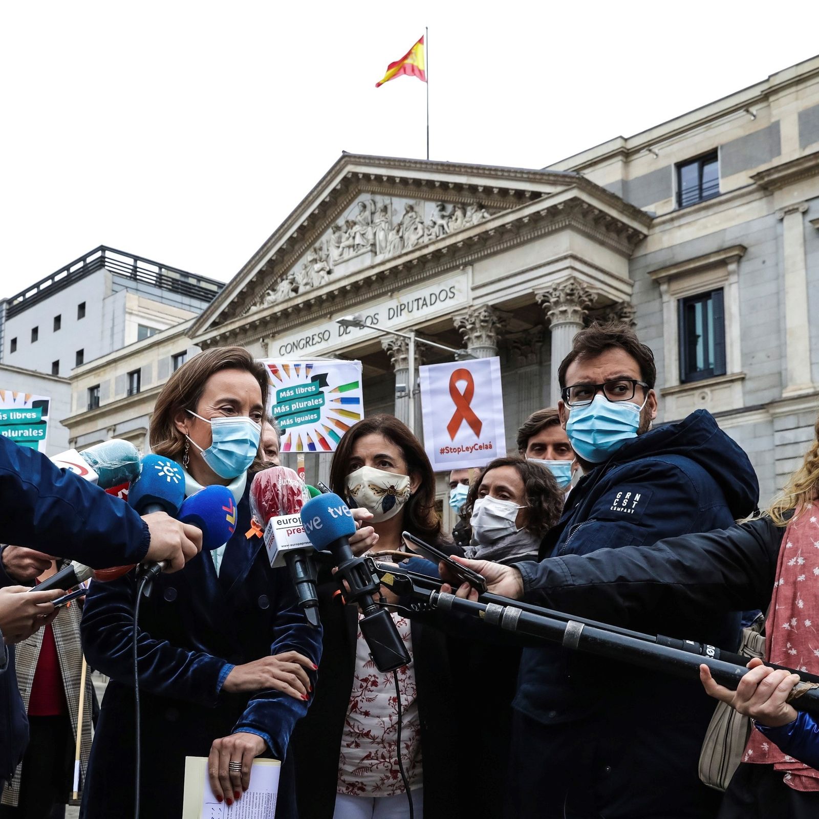 La portavoz del PP, Cuca Gamarra, durante la protesta de la concertada este jueves ante el Congreso.