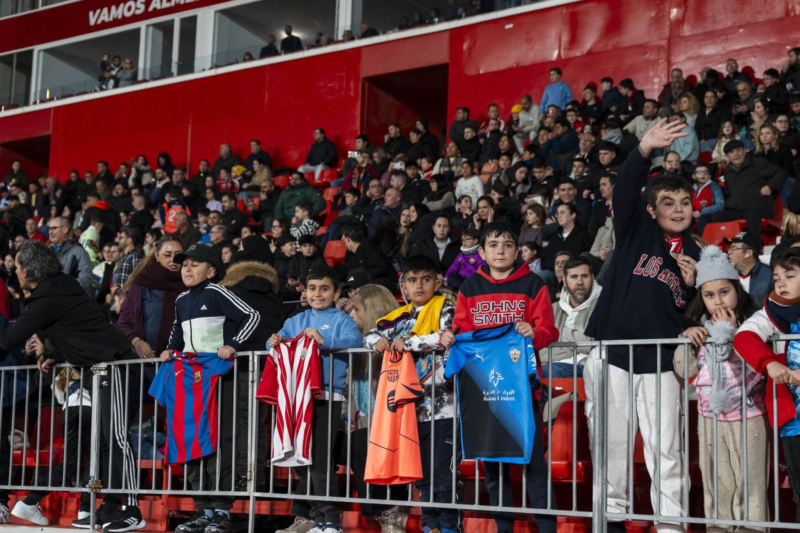 Fotogalería del partido homenaje a Guillermo Blanes entre los veteranos de la UD Almería y el FC Barcelona