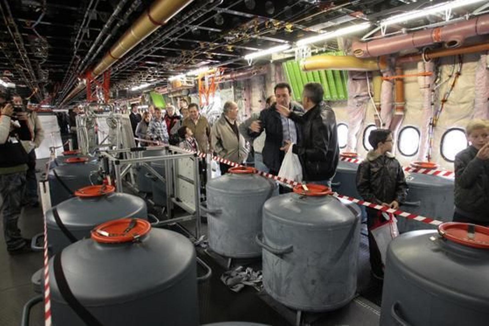 Airbus Military reunió en San Pablo y Tablada a 30.000 familiares y amigos de sus empleados en el denominado Día de la Familia, en el que visitaron las instalaciones de la empresa y diferentes aviones.

Foto: Juan Carlos Muñoz