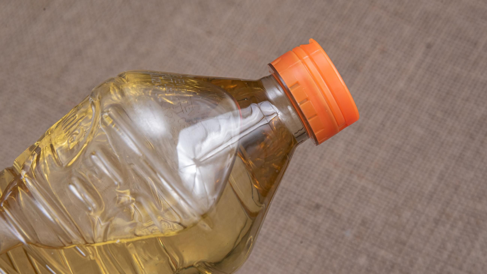 El aceite de cocina usado puede tener una segunda vida como materia prima para las industrias química o cosmética.