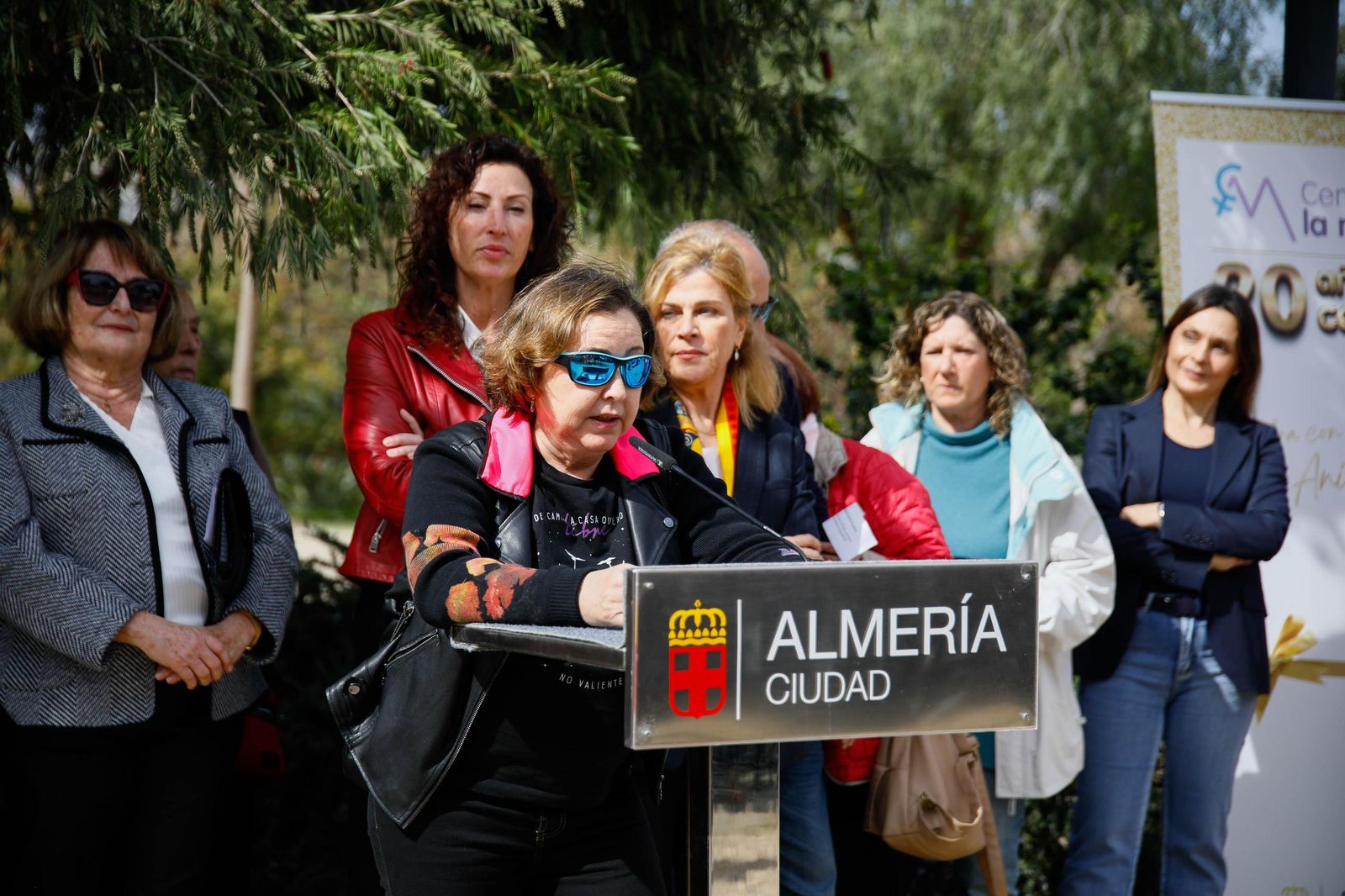Las imágenes de la plantación de un olivo y el entierro de una cápsula del tiempo